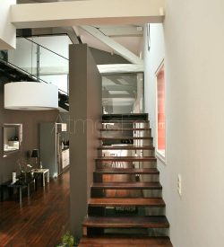 Cet escalier métal et bois s’inscrit entre 2 murs. Palier intermédiaire suspendus grâce à une poutre métallique ancrée dans le mur porteur, elle constitue le limon central de la seconde partie de l’escalier métal et bois.