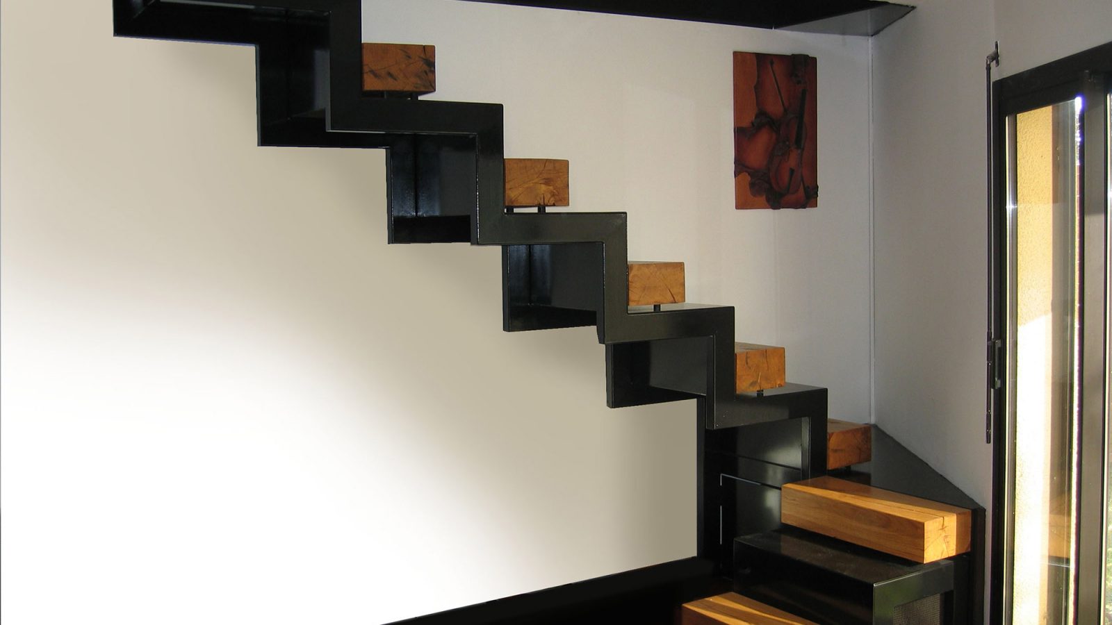 Escalier crémaillère métal plié et bois. Créé par Atmos Fer, ferronnerie contemporaine à Toulouse.
