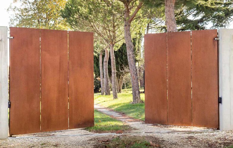Portail acier corten Toulouse - Les portails en acier corten est un alliage hautement résistant qui contient du cuivre. Résiste à la corrosion et à la déformation par traction.