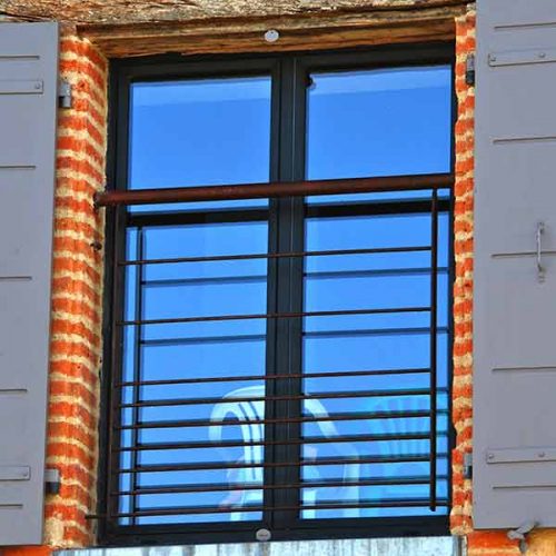 Garde-corps-de-fenêtre-contemporain-Ferronnerie d'art AtmosFER Toulouse