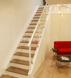 Escalier design thermolaqué blanc en métal plié avec marches en bois de chêne et rampe en verre